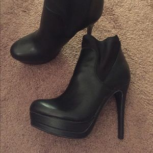 GUESS Brand New Size 9